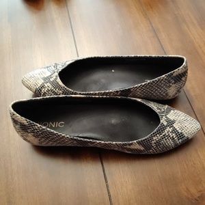 Vionic snake skin point flat